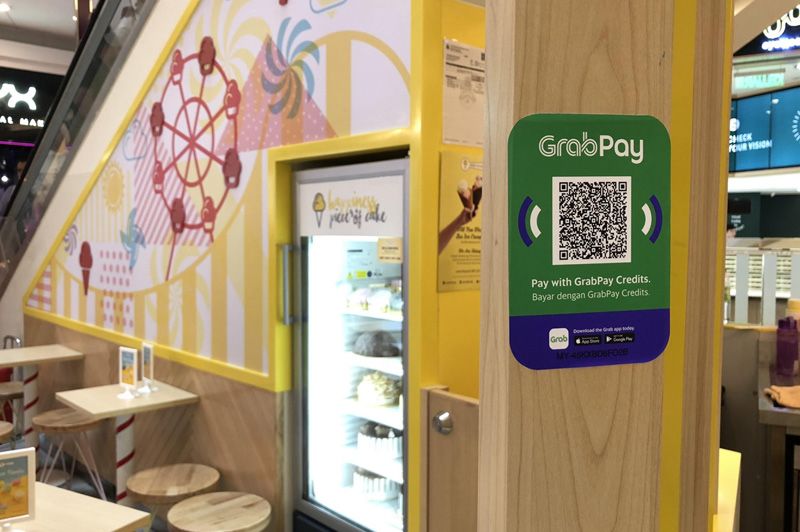 マレーシアのお店でも決済アプリの情報がよく紹介されています